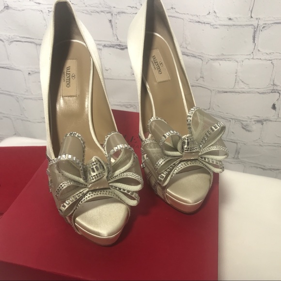 Valentino Crystal Versailles Bow Satin Pumps Ivory - Picture 4 of 8